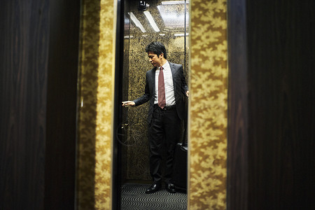商务男子在酒店乘电梯图片