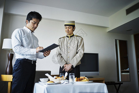 酒店男服务员酒店客房服务人员送早餐进房间并收款背景