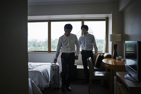 酒店房间准备离开的两个商人窗高清图片素材