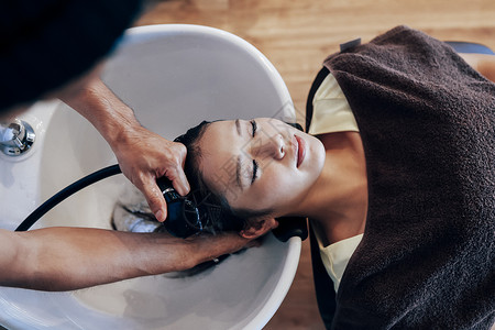女顾客在理发店洗发商业高清图片素材