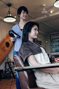 女人来理发店剪发青年高清图片素材