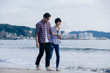 滩边散步的情侣假期高清图片素材