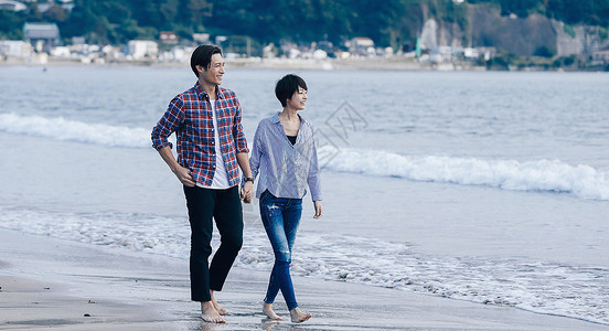 滩边散步的情侣愉快高清图片素材