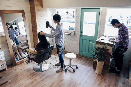 客人来理发店剪头发商业高清图片素材