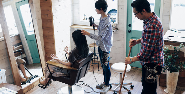 来理发店做造型的女人独特风格的人高清图片素材