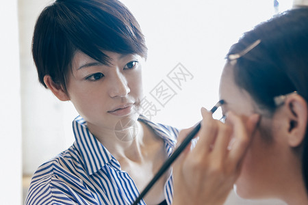 化妆师为顾客化妆商务高清图片素材
