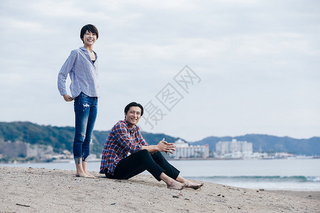 微笑自然女孩海滩边的情侣海岸高清图片素材