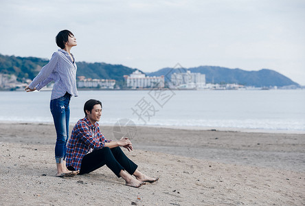 对话女士们二十多岁海滩边的情侣女性高清图片素材