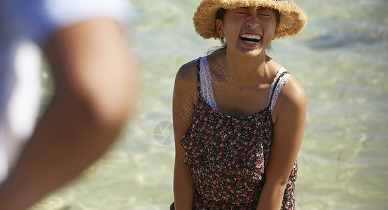  海边开心微笑的女性图片