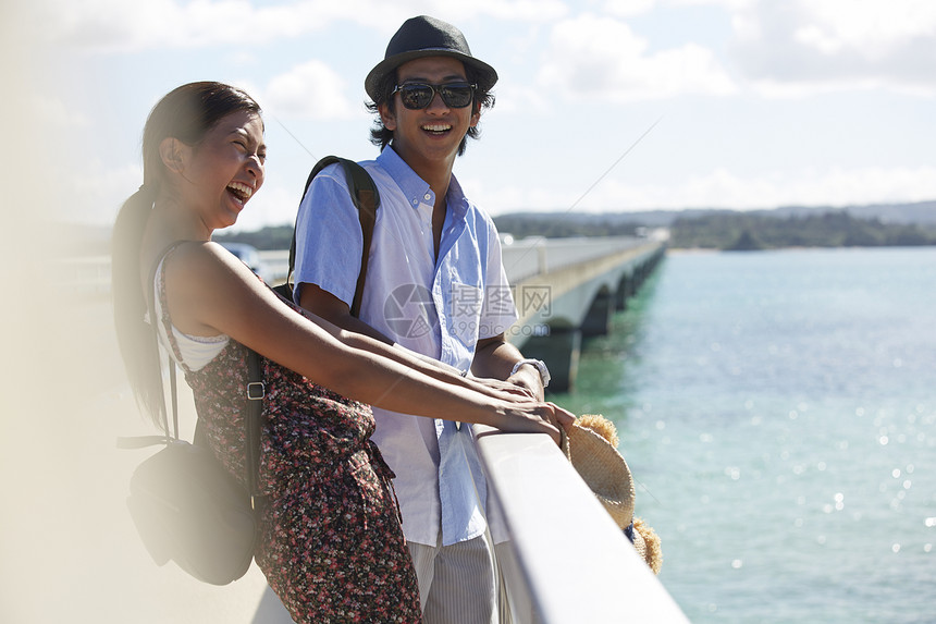 旅途中夫妇在海上大桥上看风景图片