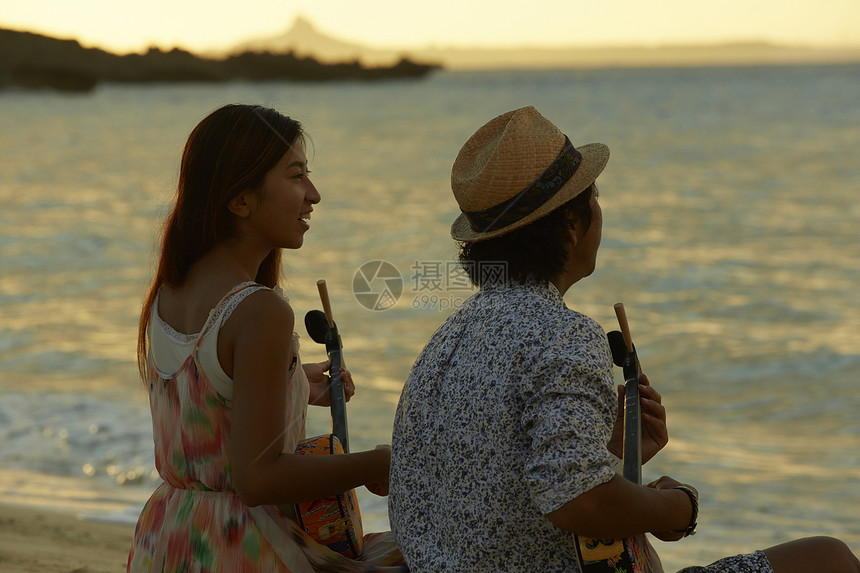 夫妻海边看风景图片