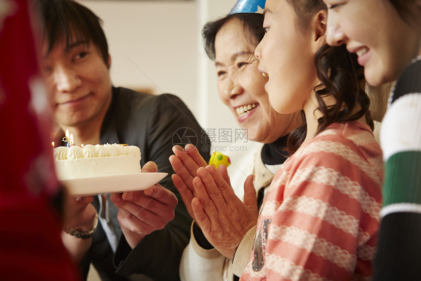 家人为女孩举办生日聚会图片