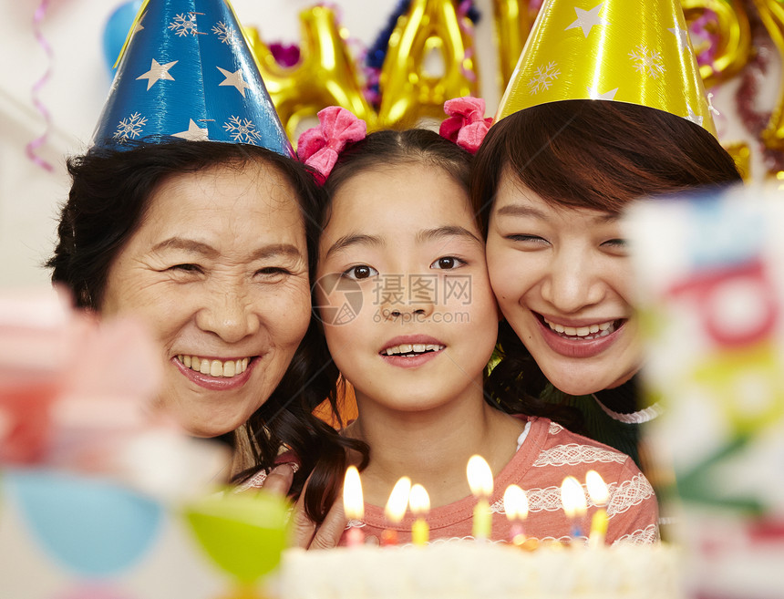 妈妈和奶奶陪女孩一起庆祝生日图片