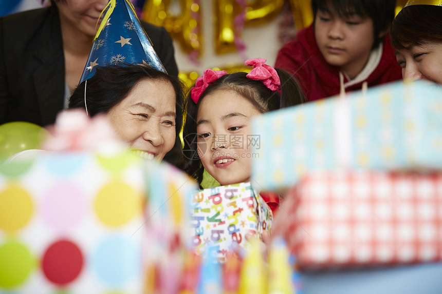 女孩和家人一起庆祝生日图片