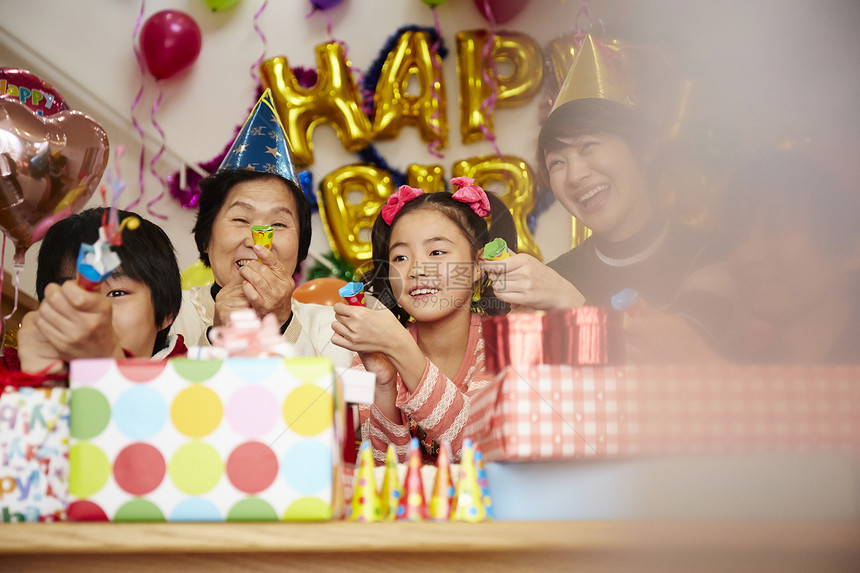 家人为女孩庆祝生日图片