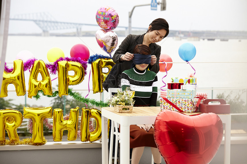 男子给女人准备惊喜生日派对图片