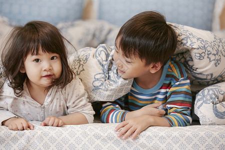 可爱的小弟弟妹妹孩子高清图片素材