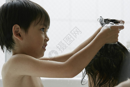 两个小朋友在浴缸里洗澡高兴高清图片素材