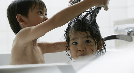 两个小朋友在浴缸里洗澡入浴高清图片素材