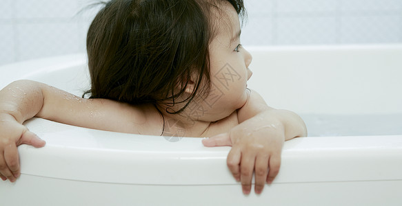 小女孩在浴缸里洗澡小朋友高清图片素材