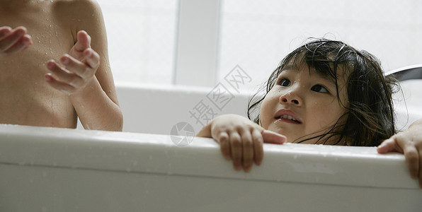 小朋友浴缸洗澡育儿高清图片素材