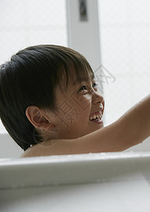 小男孩在浴缸里10岁以下高清图片素材