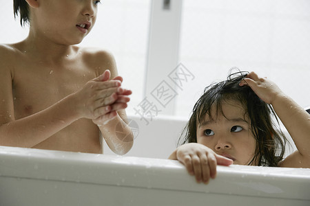 孩子们浴缸里洗澡公车高清图片素材