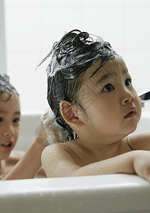 孩子们浴缸里洗澡育儿高清图片素材