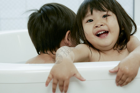 两个小朋友在浴缸里洗澡浴室高清图片素材