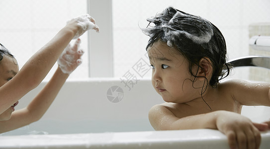 哥哥帮妹妹洗澡日本人高清图片素材