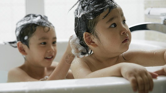 哥哥帮妹妹洗澡生活高清图片素材