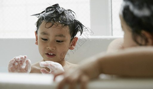 两个小朋友在浴缸里洗澡研究高清图片素材
