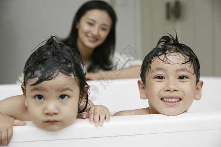 妈妈帮两个小朋友洗澡愉快高清图片素材