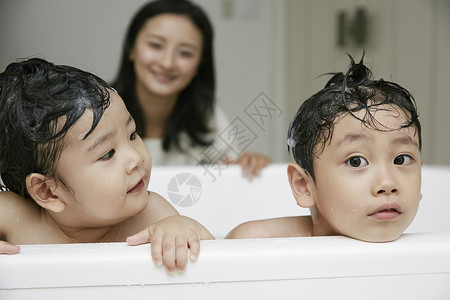妈妈帮两个小朋友洗澡研究高清图片素材