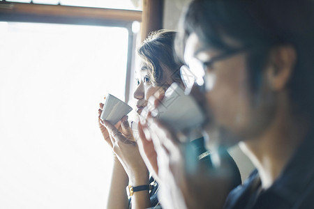 夫妇饮茶侧面照图片