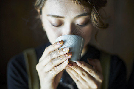 喝茶的年轻女性高清图片