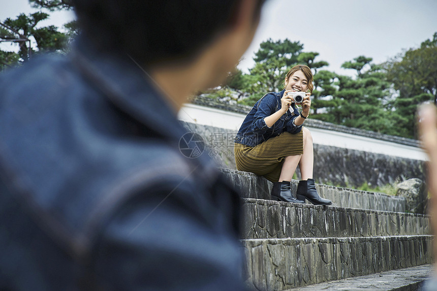 给男友拍照的年轻女孩图片