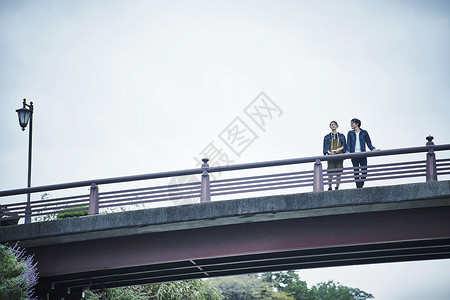 站在桥上看向远处的情侣夫妇高清图片素材