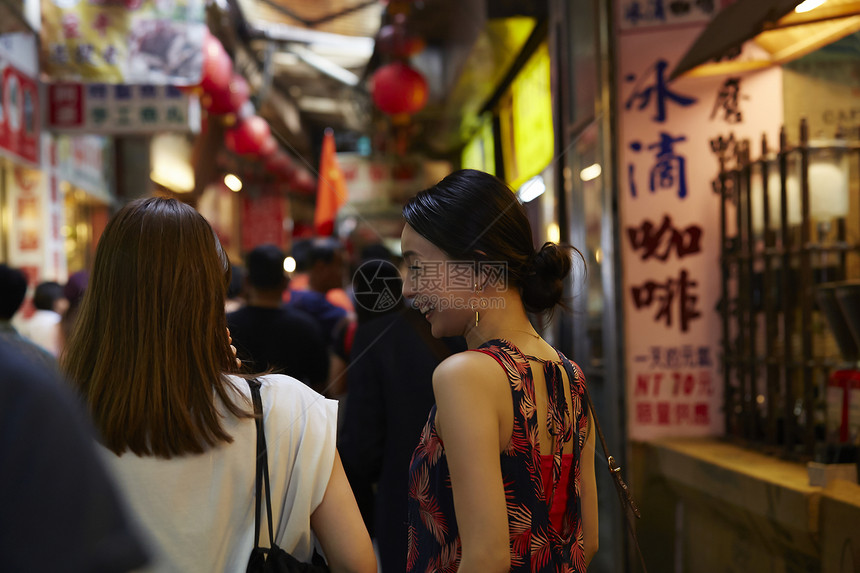 日本人游客壮年夜市女旅程图片