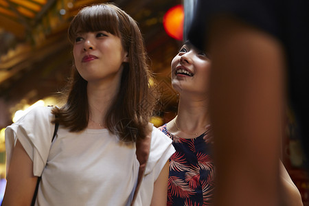 在日本夜市街头旅行的女性图片