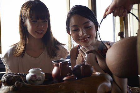 在茶馆体验茶文化的女性图片