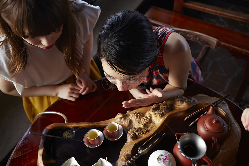 在茶馆体验茶文化的青年美女图片