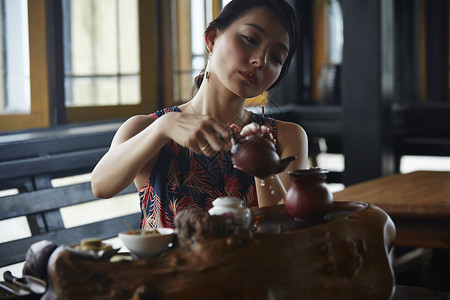 女游客在倒茶图片