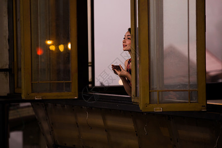 女人在茶馆窗台边品茶看窗外美丽高清图片素材