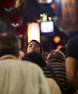 欢闹夜市的女人在独自旅行图片