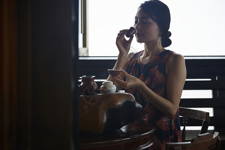 女人在茶馆品茶图片