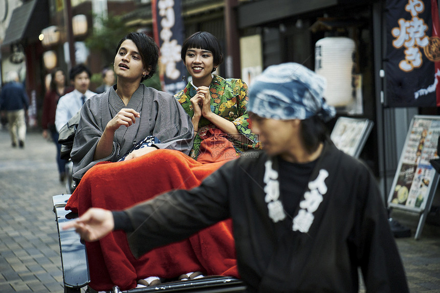 在东京街头穿着和服的外国游客图片