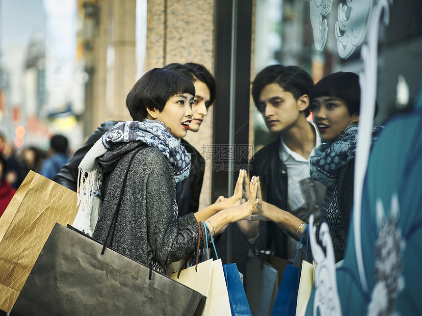 东京旅游购物的外国人图片
