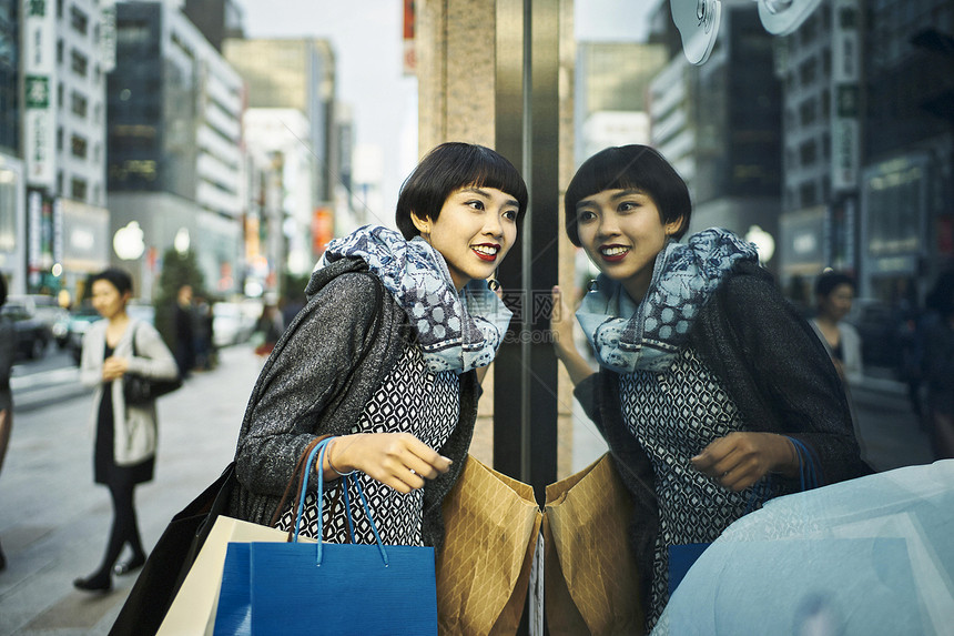 旅客夫妇在市中心逛街购物图片