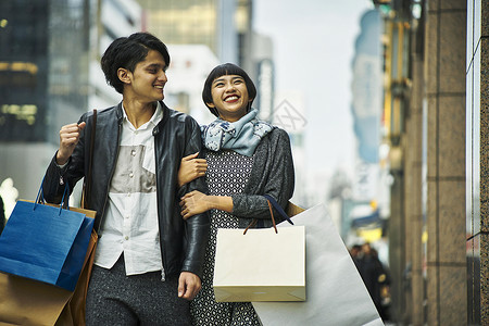 旅客夫妇在市中心逛街购物白人高清图片素材